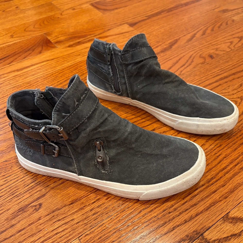 Casual Women's High-Top Canvas Sneakers in Charcoal Gray